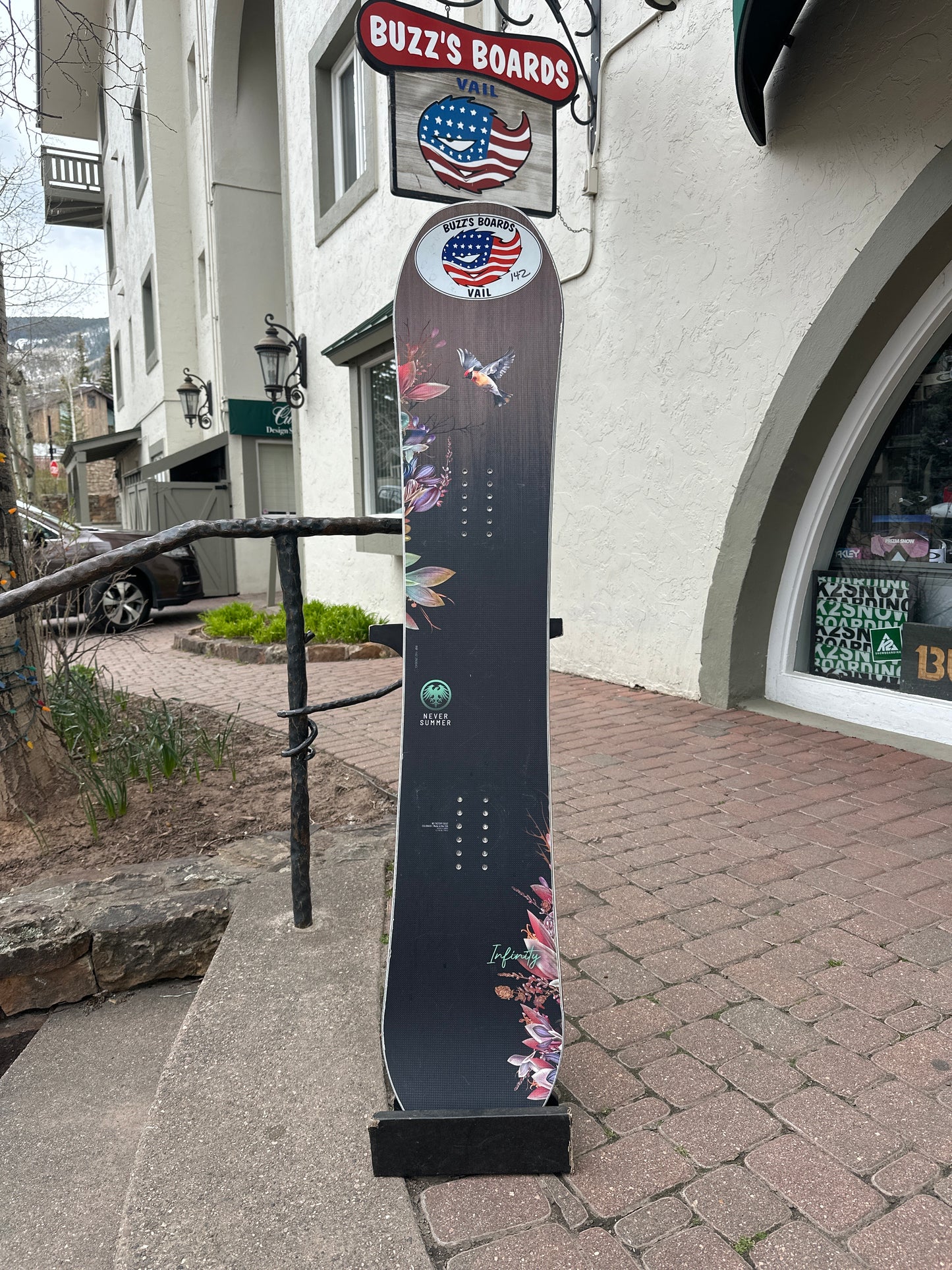NEVER SUMMMER Infinity SNOWBOARD 2025 - USED DEMO BOARD