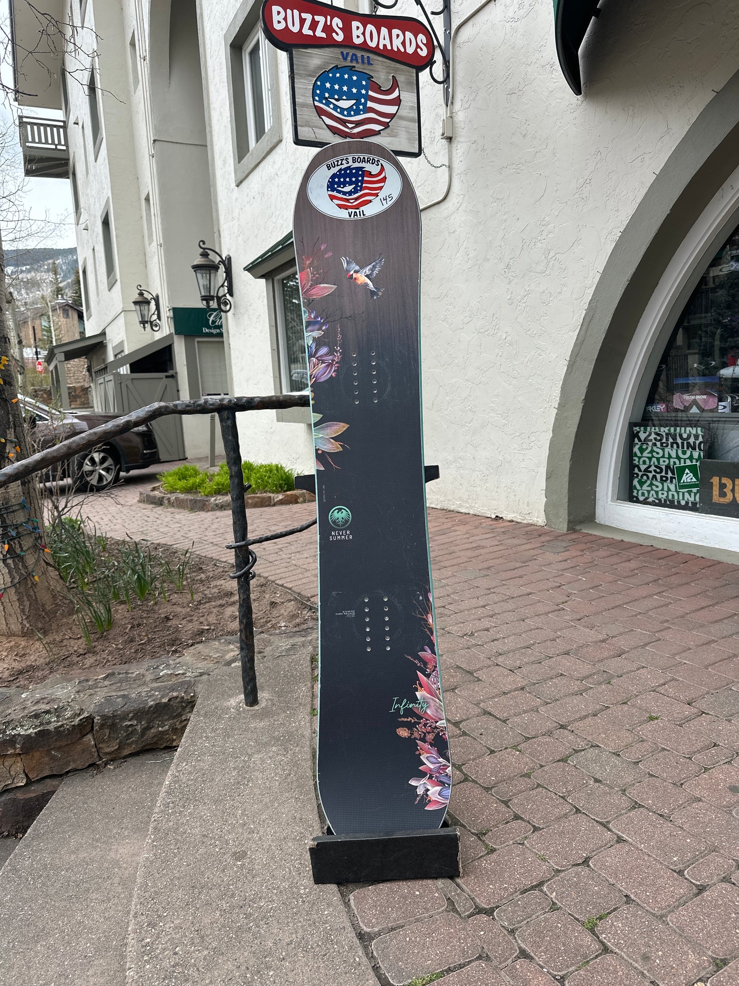 NEVER SUMMMER Infinity SNOWBOARD 2025 - USED DEMO BOARD